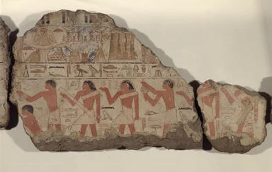 Gemälde von Metjetji, Detail der Kultpriester (bemalter Kalkstein)